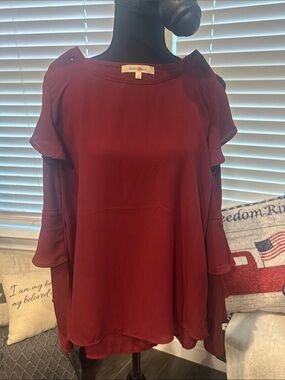 Violet & Claire Women's Burgundy Cold-Shoulder Flutter Sleeve Blouse